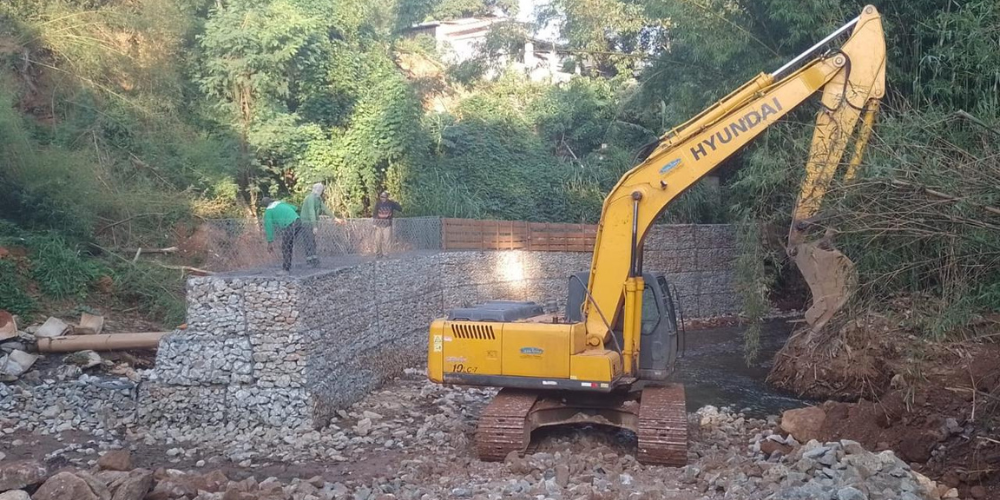 Escavadeira hidráulica trabalhando